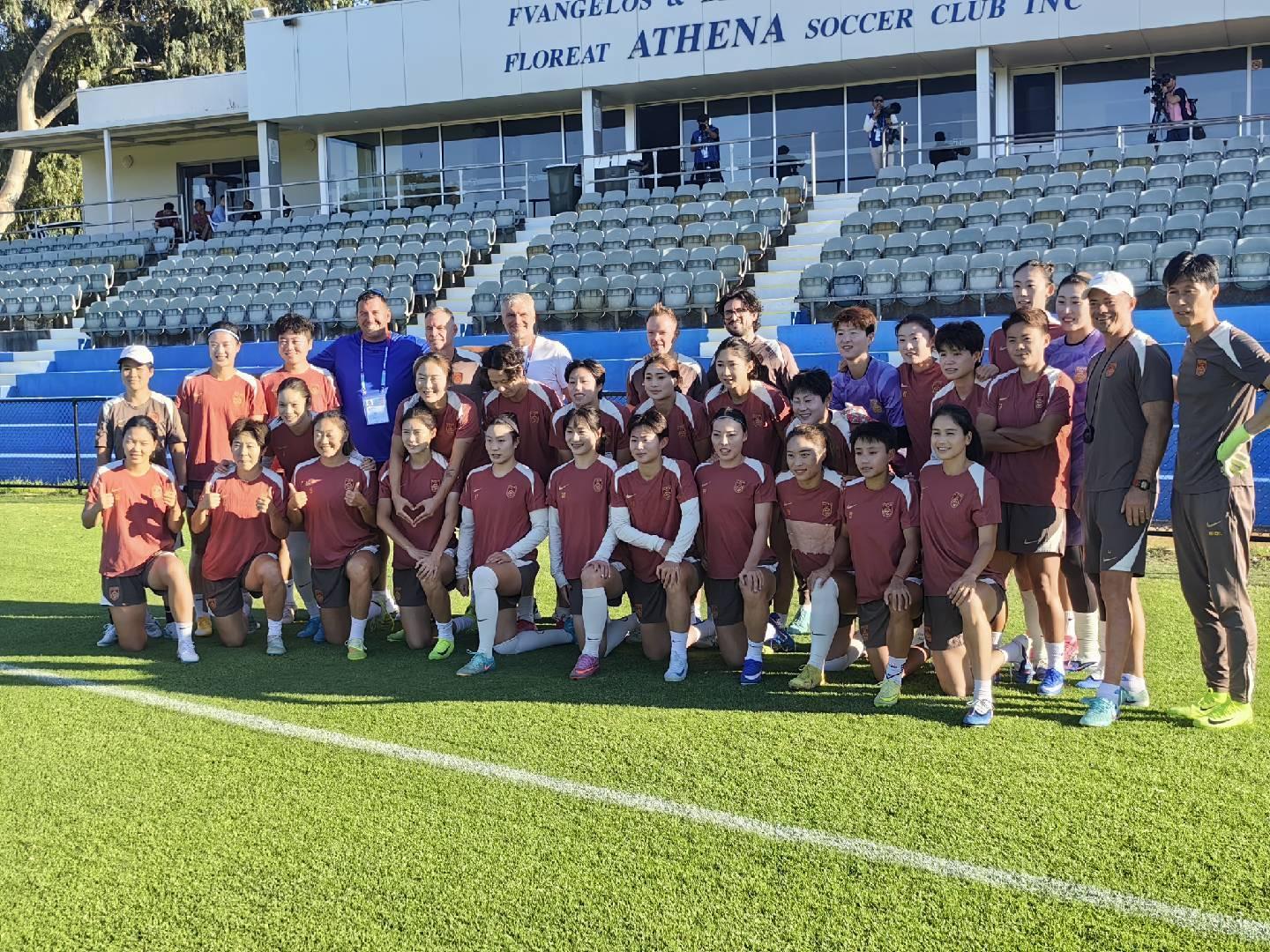 kaiyun-中国女足珀斯最后一练，场地工作人员与全队合影留念